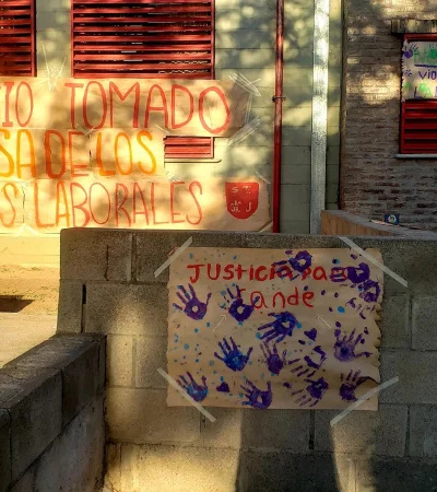 Tomaron el colegio San José en apoyo a la directora.