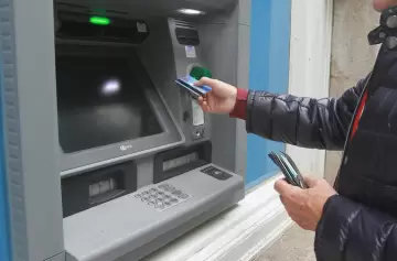 Cómo retirar dinero en efectivo sin pagar las comisiones que aumentaron los bancos