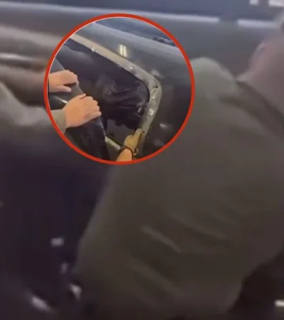 Autoridades de la frontera estadounidense en momentos en que retiran la chapa de la camioneta.