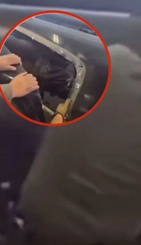 Autoridades de la frontera estadounidense en momentos en que retiran la chapa de la camioneta.