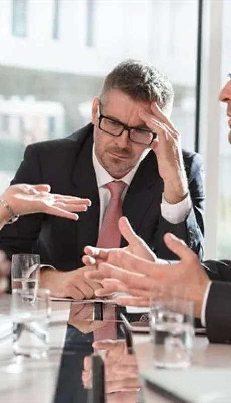 La llegada de alguien que interrumpe una charla genera cierto tipo de malestar entre los que son 'atacados' por el 'metido'