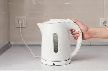 Sin vinagre: el truco para limpiar el sarro de la pava eléctrica y dejarla como nueva