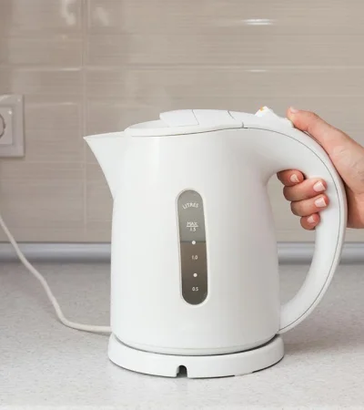 Sin vinagre: el truco para limpiar el sarro de la pava eléctrica y dejarla como nueva