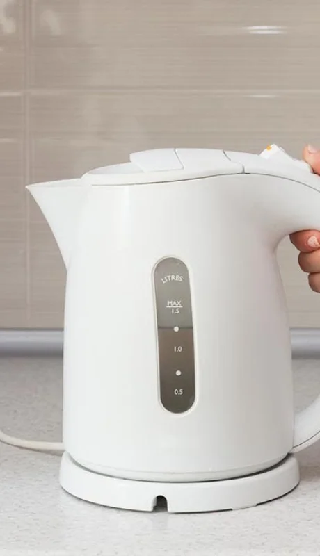 Sin vinagre: el truco para limpiar el sarro de la pava eléctrica y dejarla como nueva