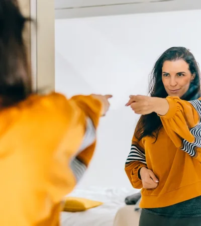 ¿Es raro hablar solo? La psicología responde y revela sus beneficios ocultos