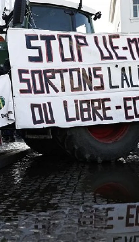 Macron llega con el oído enrojecido por un sector agrícola que no contempla ningún posible acuerdo entre los bloques.