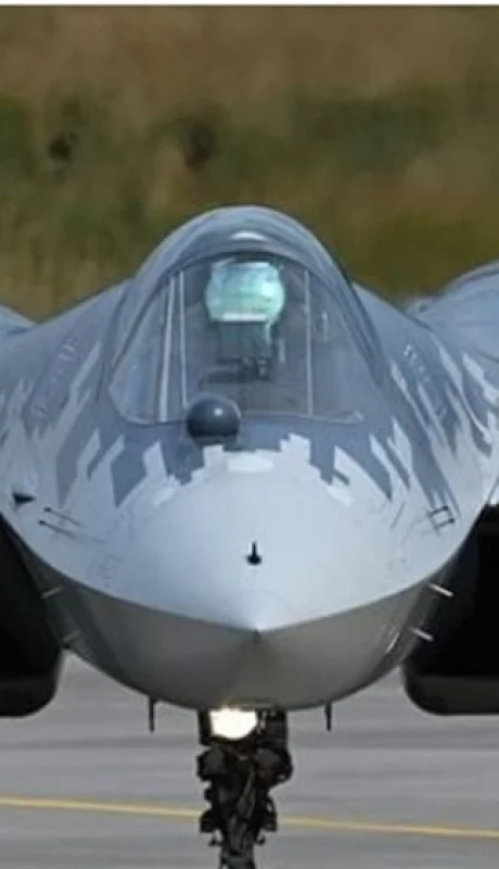 El misterioso Sukhoi Su-57, bautizado como Felon por la OTAN, se mostró por primera vez fuera de espacio aéreo ruso.