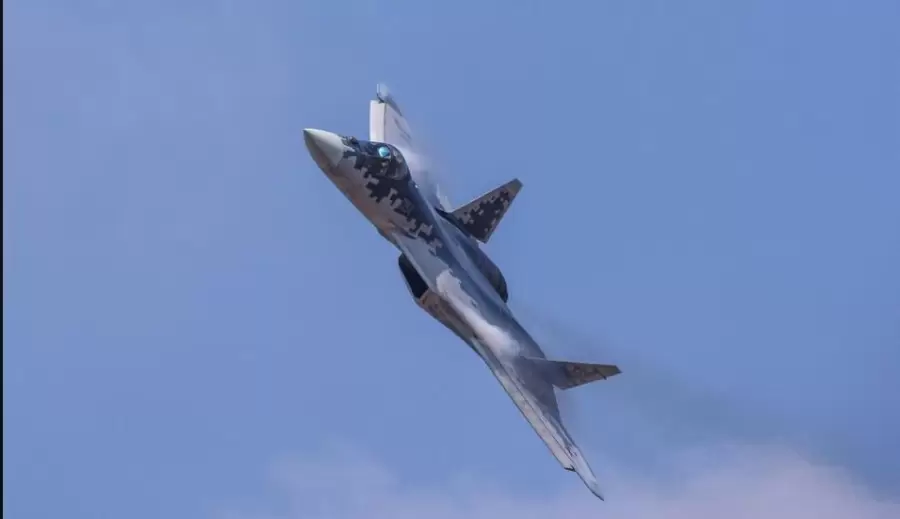 Un avión de combate Su-57 de Rusia en plena demostración.