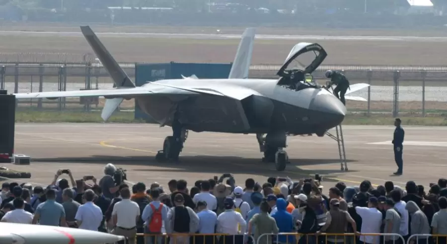 Un avión de combate furtivo J-20 de China después de terminar una exhibición.