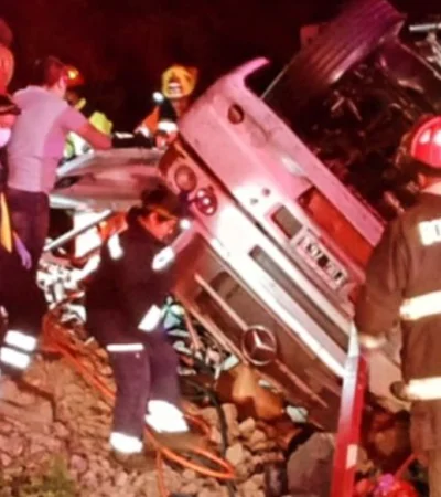 Los brigadistas chilenos debieron rescatar a los ocupantes del camión Mercedes Benz volcado sobre la Ruta 60.