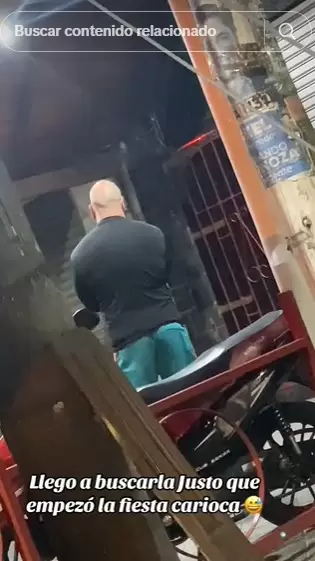 Padre esperando que hija salga del cumpleaños.