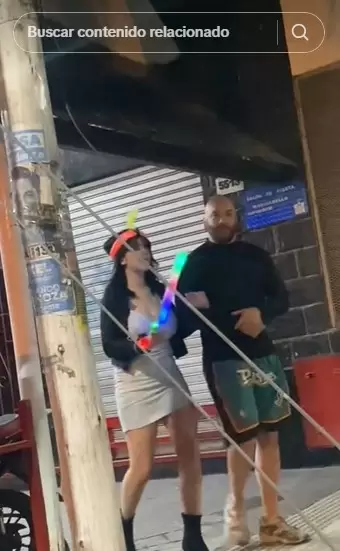 Padre e hija saliendo del cumpleaños.