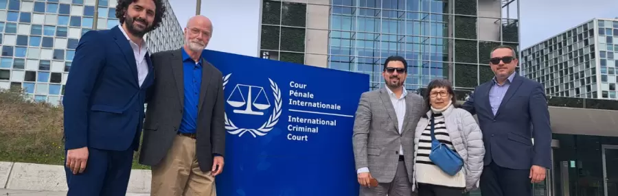 Sergio Salinas, junto a miembros de la Corte Internacional Criminal que busca ponerle un límite eficaz a los casos de abusos de menores en la Iglesia.