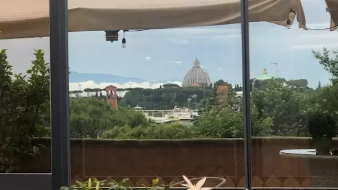 Villa Aurelia dispone de 95 amplias habitaciones dotadas de todas las comodidades y de los servicios accesorios.