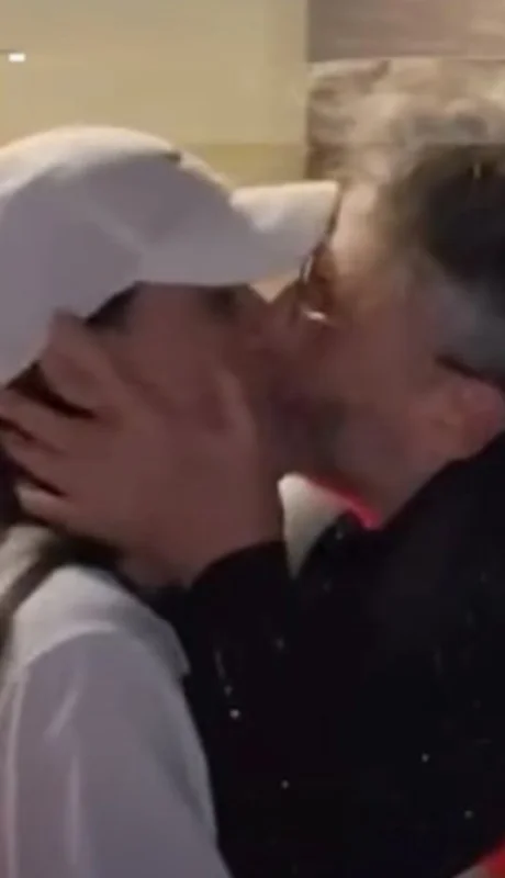 El beso entre Páez y el cantante de Mala Fama.