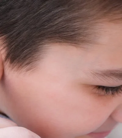 La otitis es una inflamación del oído que puede afectar tanto a niños como a adultos.