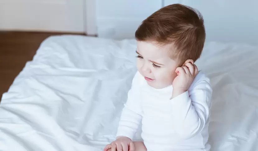 El uso incorrecto de bastoncillos de algodón u objetos similares puede causar otitis externa.