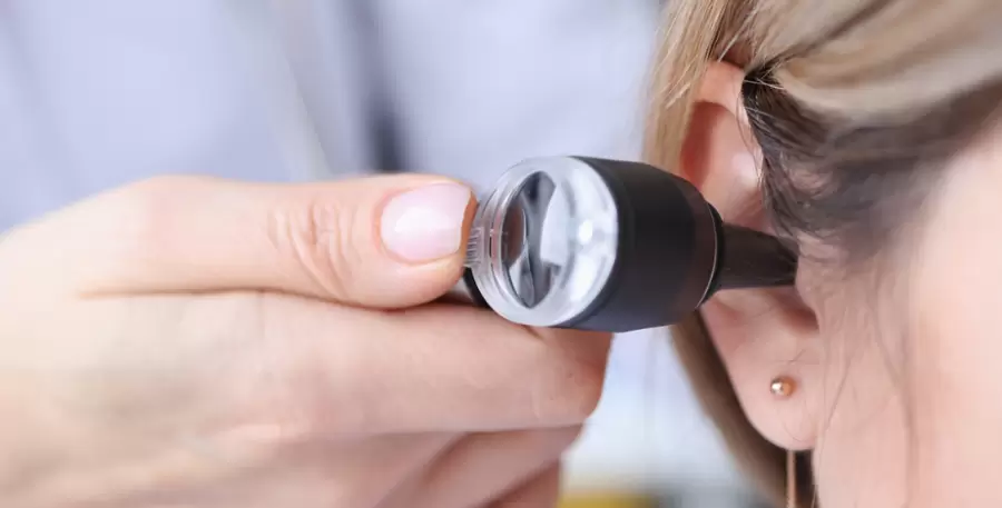 Prevenir la otitis implica una combinación de buenas prácticas de higiene y cuidados auditivos.