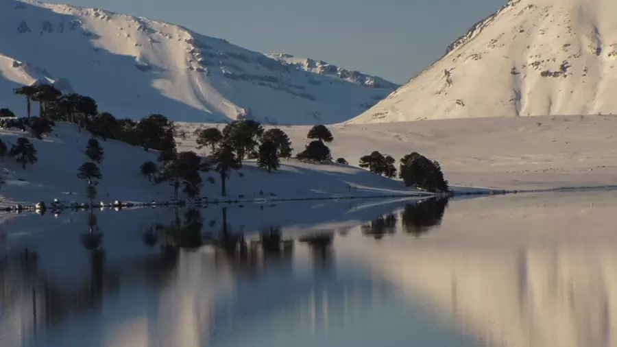 El lago Caviahue compite con los otros dos por ser el lugar más bello del planeta.