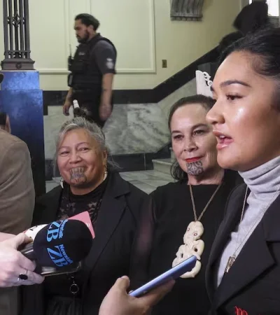 Video: Diputados maoríes desafían al Gobierno con una protesta que paraliza la sesión