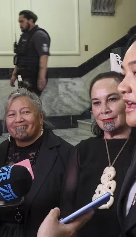 Video: Diputados maoríes desafían al Gobierno con una protesta que paraliza la sesión