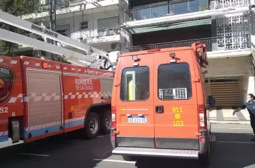 Un incendio en Palermo dejó 18 evacuados... ¡y un chimango casi se ahoga!