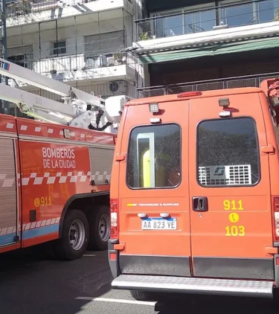 Un incendio en Palermo dejó 18 evacuados... ¡y un chimango casi se ahoga!