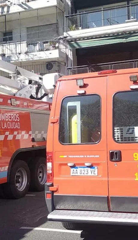 Un incendio en Palermo dejó 18 evacuados... ¡y un chimango casi se ahoga!