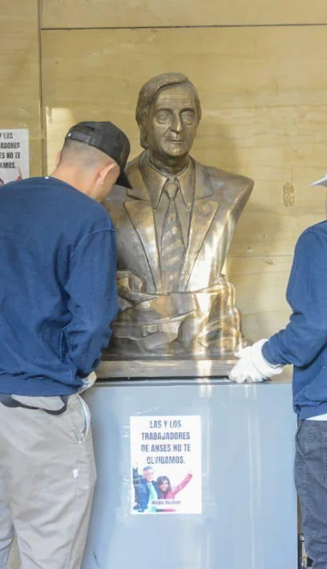 El busto del expresidente Néstor Kirchner que se encontraba en las oficinas de Anses fue retirado/ Sandra Pettovello