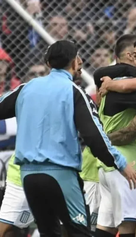 Todos los abrazos son Facundo Mura