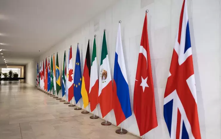Banderas de algunos de los países que pertenecen al G20 en una reunión de representantes de los líderes de cada nación (sherpas) celebrada en Brasil.