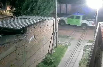 Video: murió al ser atropellado repetidas veces por un móvil policial