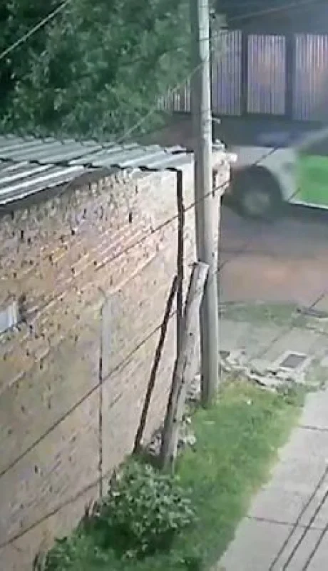 Video: murió al ser atropellado repetidas veces por un móvil policial