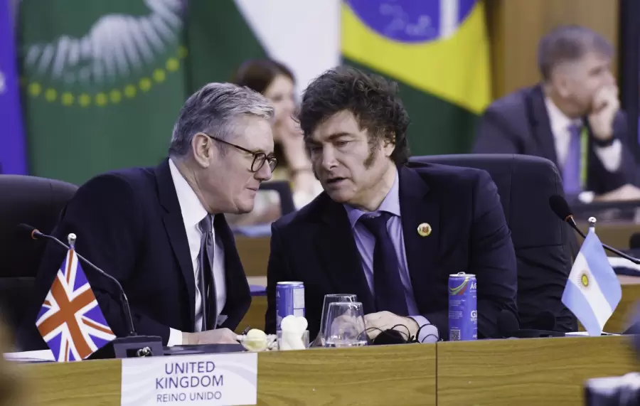 Milei dialoga con el premier británico Keir Starmer