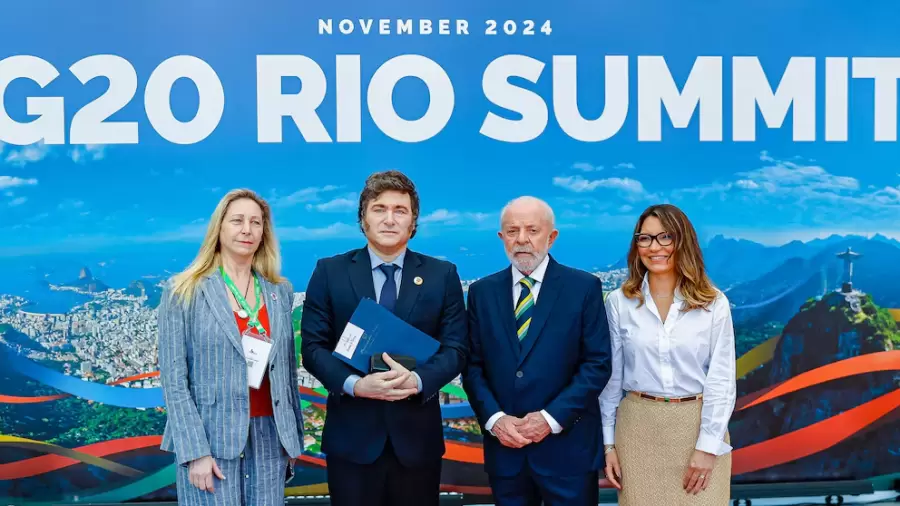 La foto de Javier Milei con Lula da Silva en el G20 de Brasil.