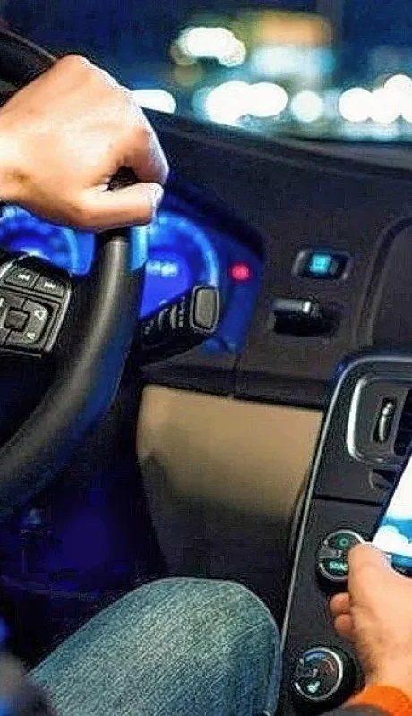 "Tratamos de modificar el inciso 9 del artículo 52 de la Ley, que prohíbe el uso de la telefonía móvil cuando se va conduciendo" (Pedro Serra)