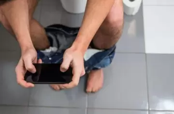 Celular en el baño: riesgos que desconocías y cómo evitarlos