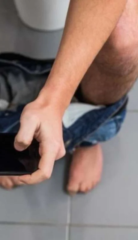 Celular en el baño: riesgos que desconocías y cómo evitarlos