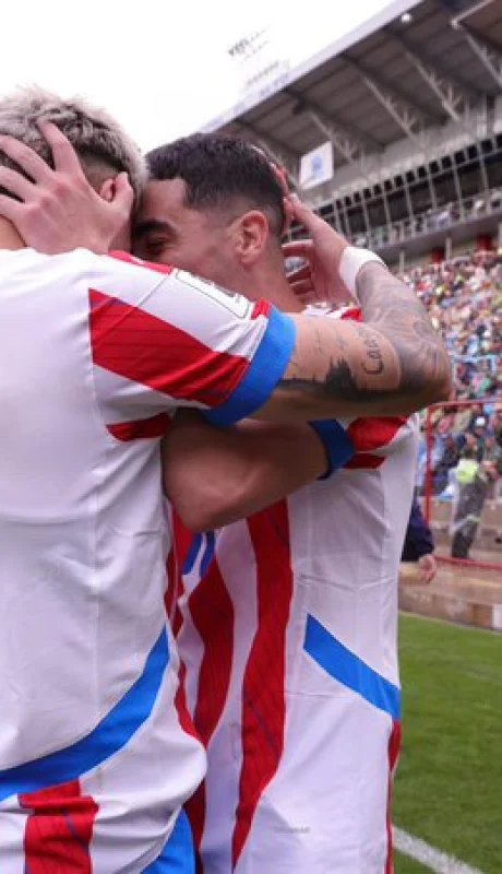 El abrazo entre Enciso y Almirón, los goleadores de Paraguay