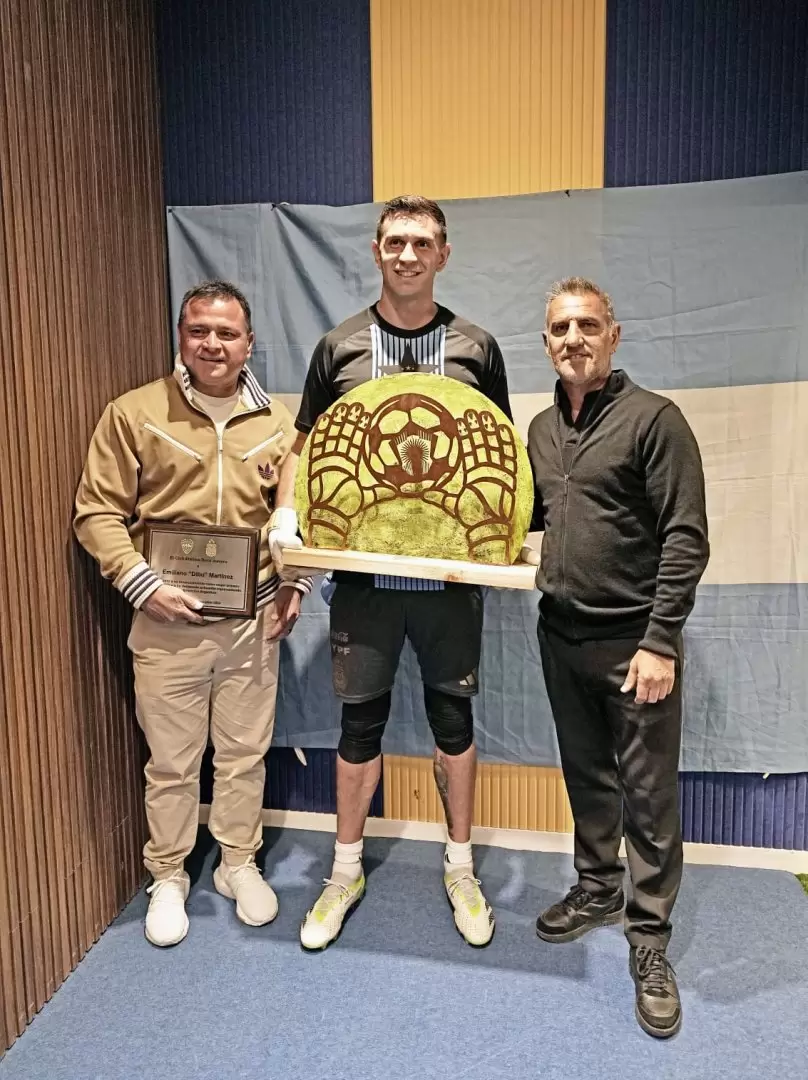 Dibu con los dirigentes de Boca, Marcelo Delgado y Raúl Cascini.