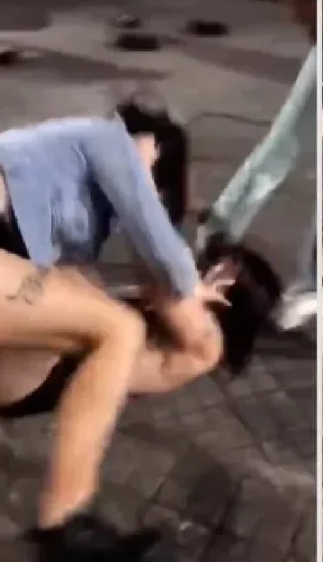 Pelea de chicas a la salida de un boliche.