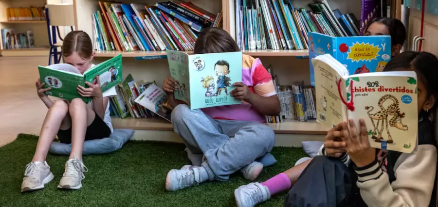 Quienes leen libros de más de 100 páginas llevan una ventaja casi equivalente a un curso académico en comprensión lectora a quienes no lo hacen.