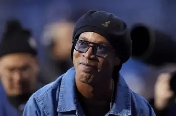 Ronaldinho fue a ver NBA y despertó el malestar de los futboleros brasileños