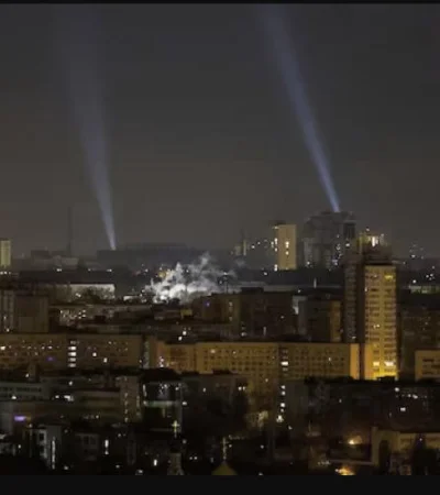 El sistema de defensa aérea kievita encendió sus reflectores a mitad de la noche para derribar las oleadas de drones.