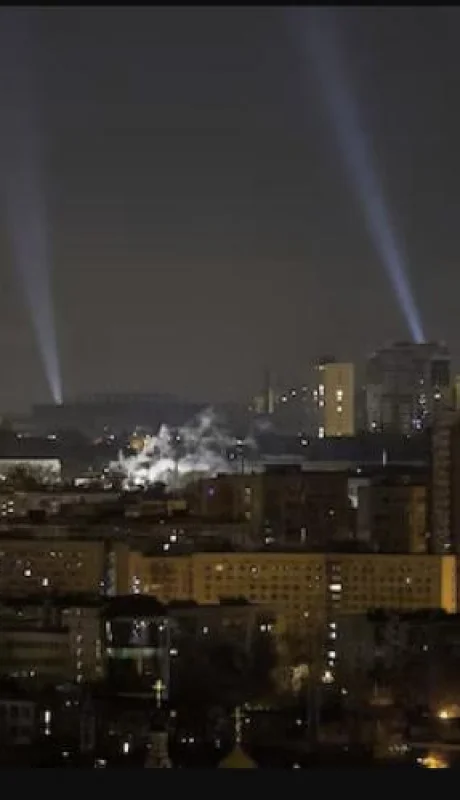 El sistema de defensa aérea kievita encendió sus reflectores a mitad de la noche para derribar las oleadas de drones.