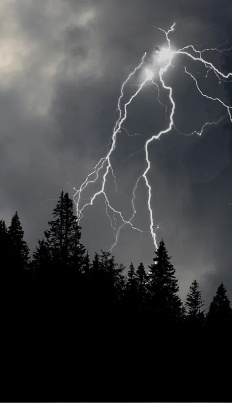 Las tormentas continúan en la madrugada y mañana vuelve el calor