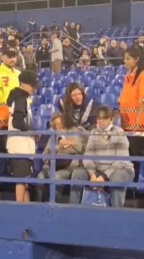 Señora que se quedó con la camiseta del Capitán.