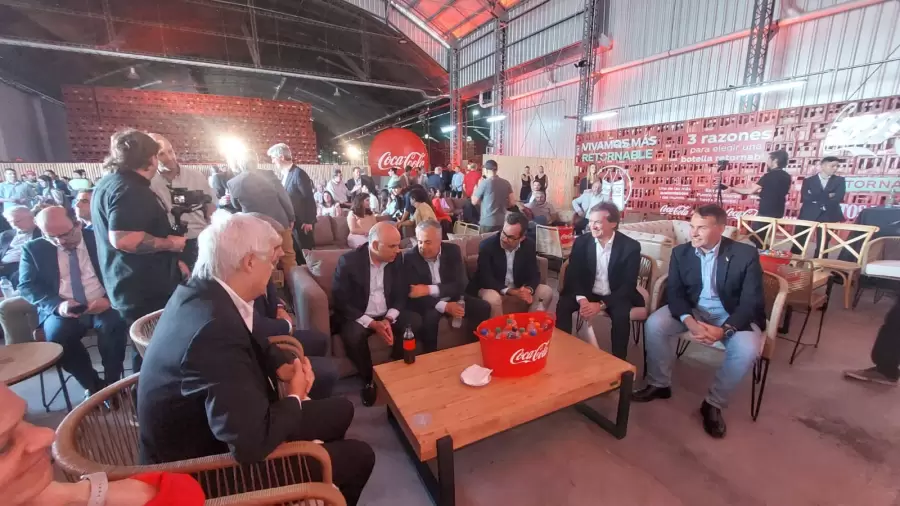 Gobernador de Mendoza y autoridades presentes.