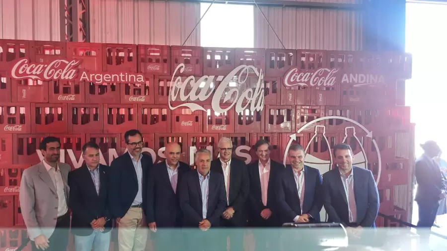 Gobernador de Mendoza y autoridades de Coca Cola Andina.