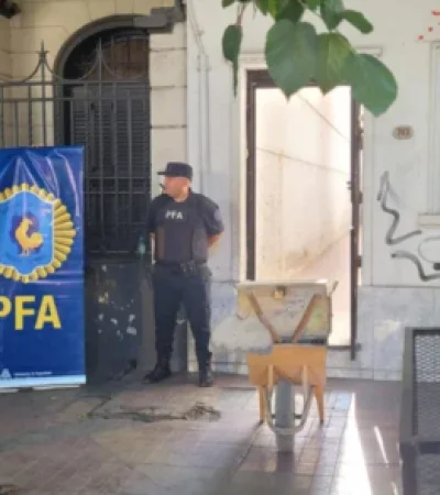 En la vivienda que había sido usurpada por los narcos quedó ahora una consigna policial.